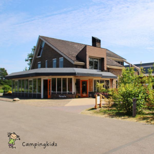 Receptiegebouw van Vakantiepark Witterzomer met bakstenen gevel en oranje deuren
