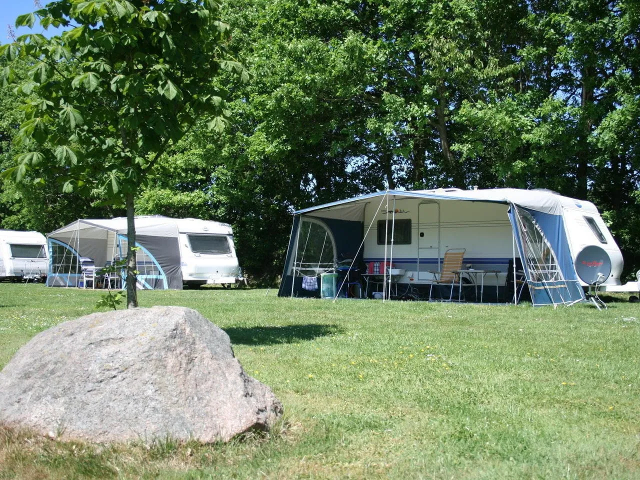 Kampeerplaatsen met caravans en voortenten op Camping de Haarsluis